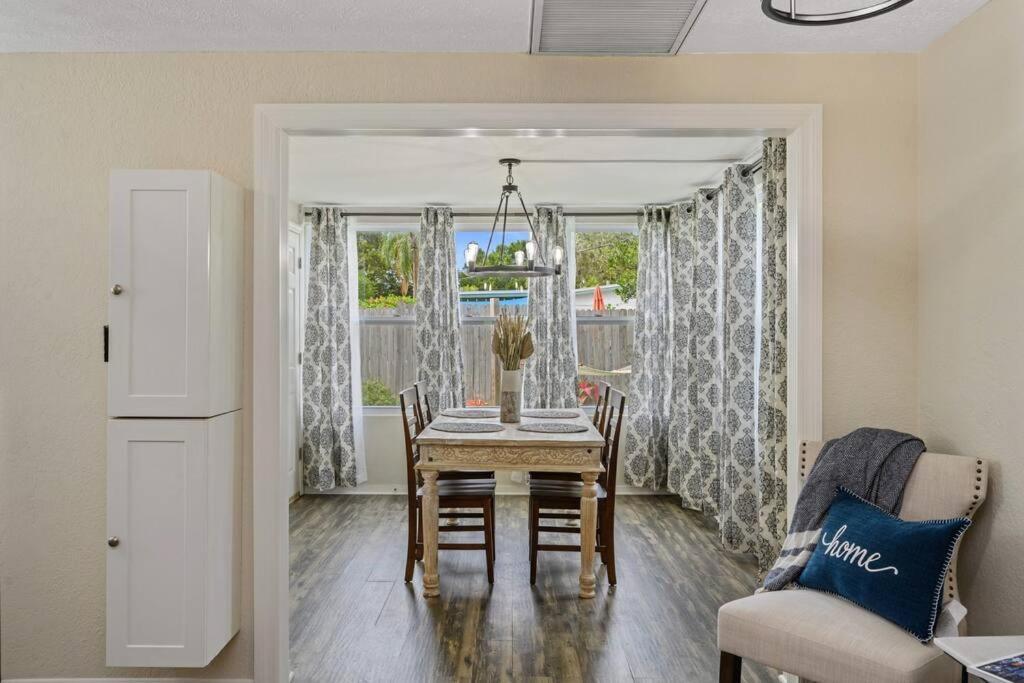 The Spanish Beach Home Only 10Mins From The Beach! Largo Luaran gambar