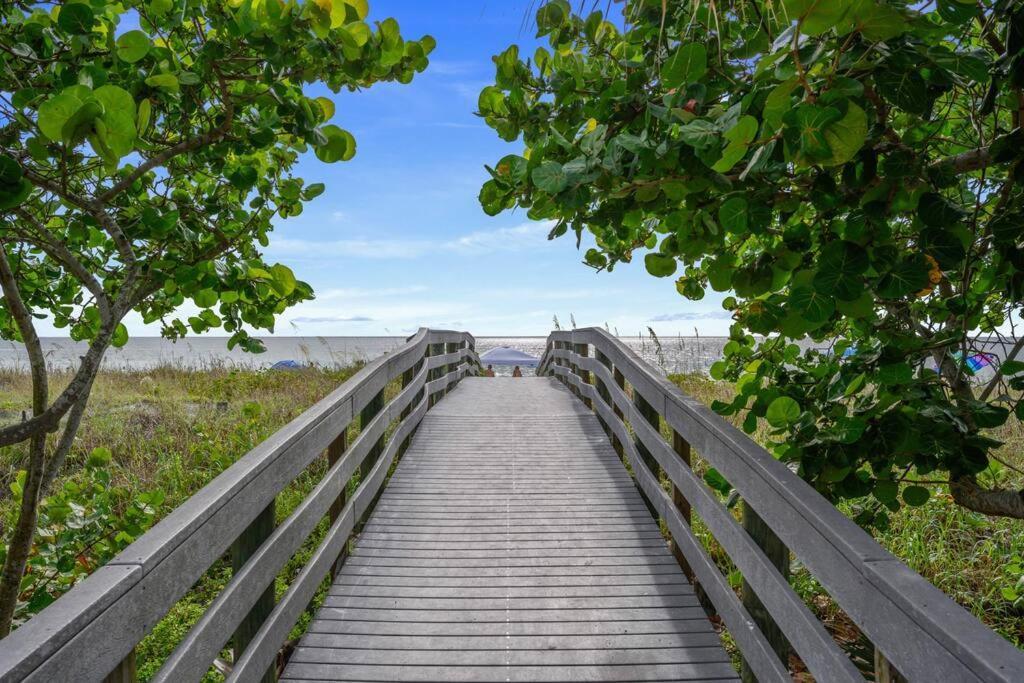 The Spanish Beach Home Only 10Mins From The Beach! Largo Luaran gambar