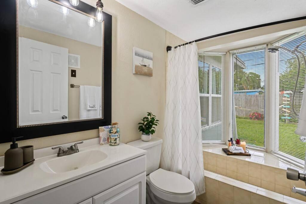 The Spanish Beach Home Only 10Mins From The Beach! Largo Luaran gambar